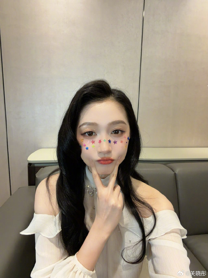 关晓彤给颗星星给颗心心关晓彤彩星妆 关晓彤彩星妆，给颗星星给颗心心 