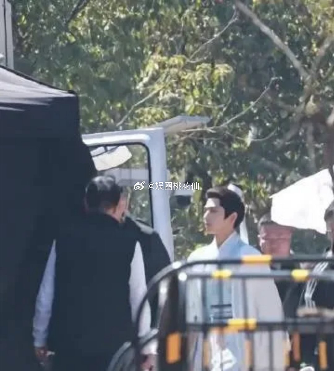 杨洋《不让江山》路透造型太绝了！清隽挺拔，气质清冷又有风骨，妥妥的古风男神，颜值