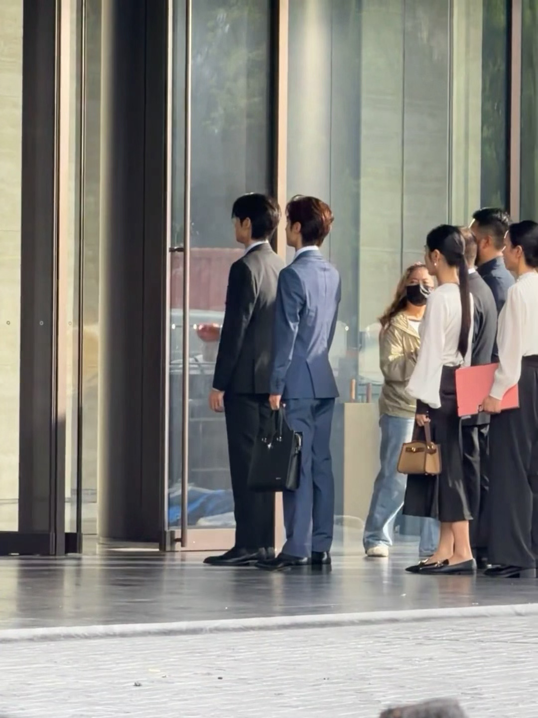 西装眼镜简直是魏大勋的舒适区光影下的魏大勋魏大勋豪门贵公子即视感