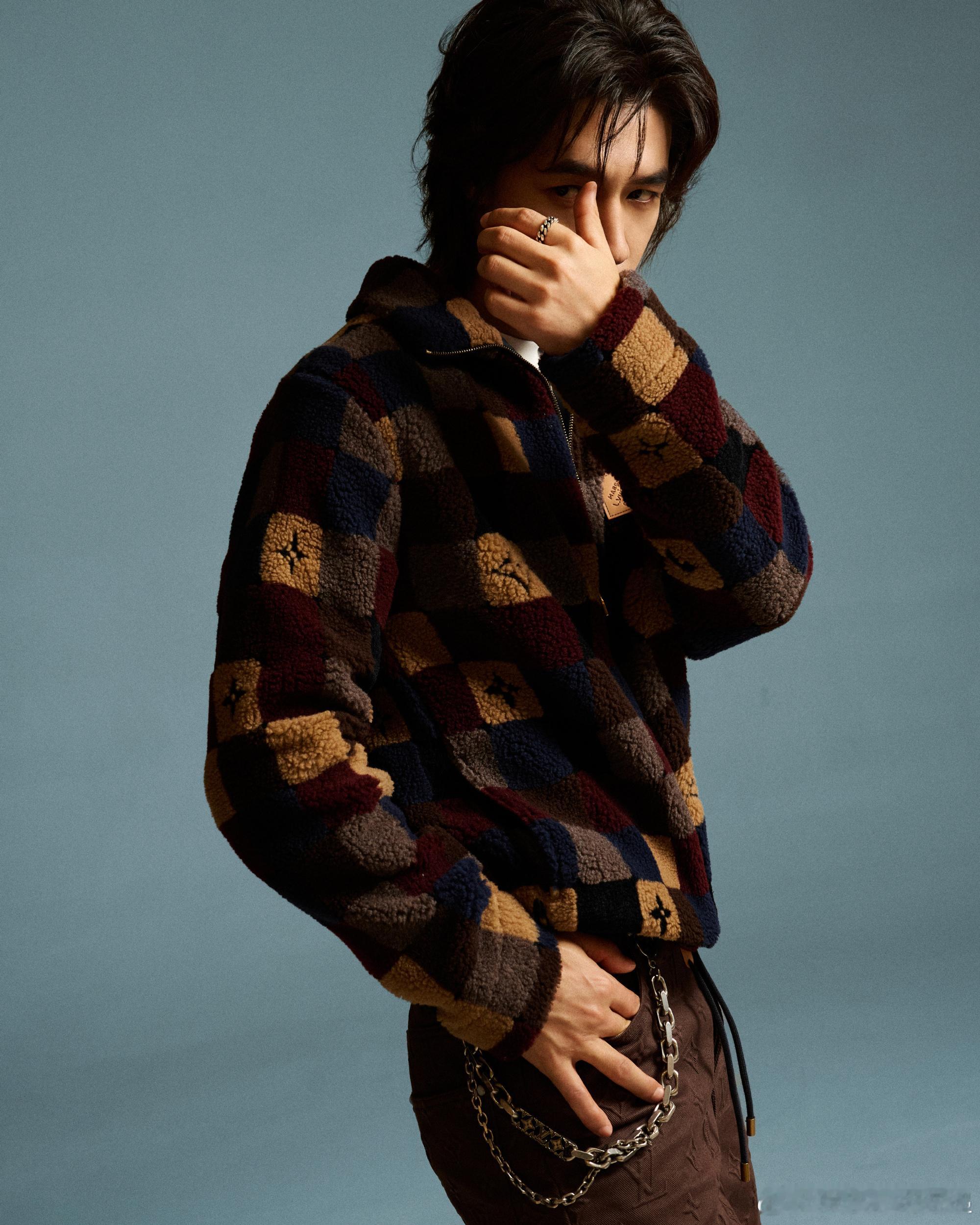 此沙好像一块焦糖华夫饼 不仅衣服选得好，整体的氛围也拿捏到位，从发型到鞋子都呼应