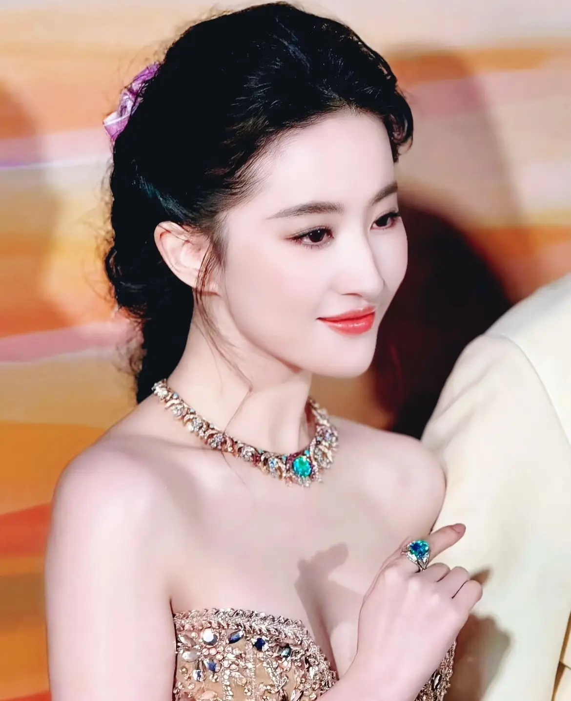 第一套俏皮少女公主，第二套清冷大小姐女王。宝格丽晚宴刘亦菲两套礼服合集