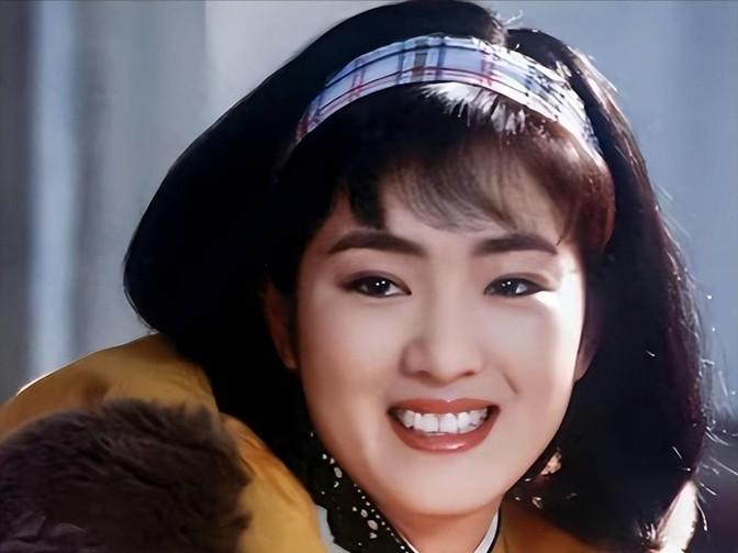1995年，向华强带巩俐回酒店房间，巩俐吓得两腿发软，赶紧躲进洗手间半天不出，向