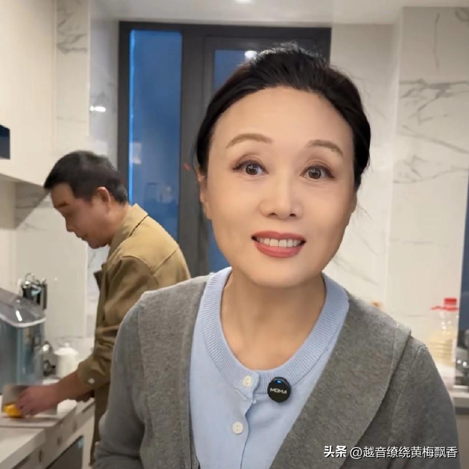 这几天看到好多明星都在代言一种叫做“诺特兰德骨胶原蛋白”的钙片，其中有吴琼和她的