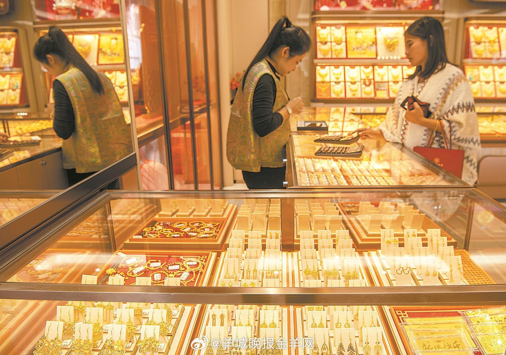 【#金价下跌有人却着急补货#？ 大行金条近期紧急“断货”】“姐妹们，银行我刚去了