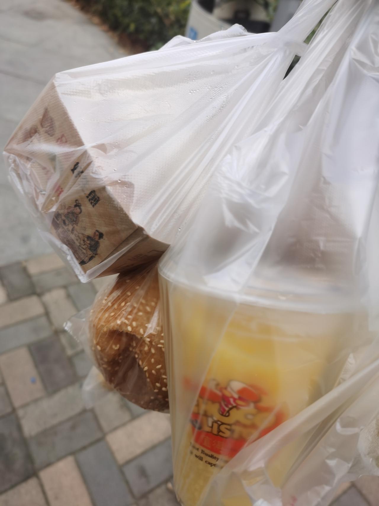 幸福的一天幸福的开始，
     美美的周末醒来就停水了，
         附