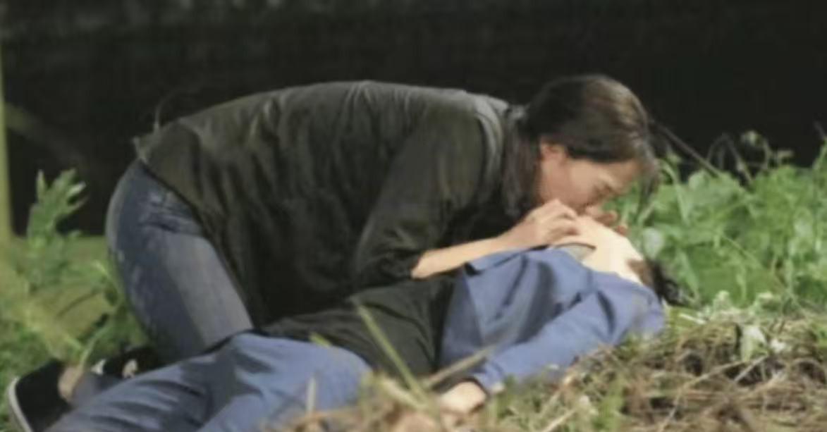 吵翻了！男明星金宣虎被爆拍戏起生理反应！女星帮人工呼吸是，金宣虎裤裆位置明显凸起