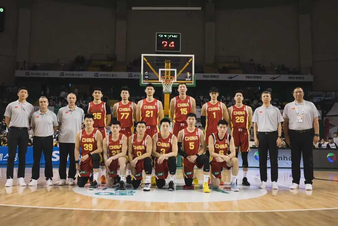 惨遭韩国双杀，这也太让人憋屈了！
12月1日世界杯亚洲区预选赛，中国男篮客场76