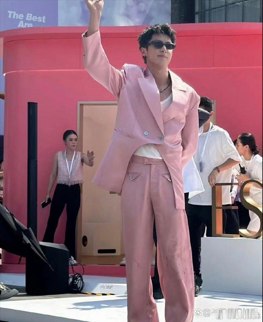 王鹤棣这裤子也太脏了，大明星也这么不讲究 