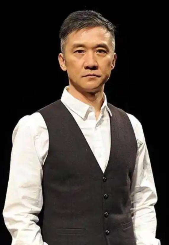 黄志忠扔下北京2套房，净身出户。 2011年，他提了离婚。北京那两套价值千万的房