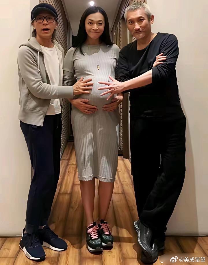 怀孕时的姚晨与周星驰、徐克导演的一张留影。 