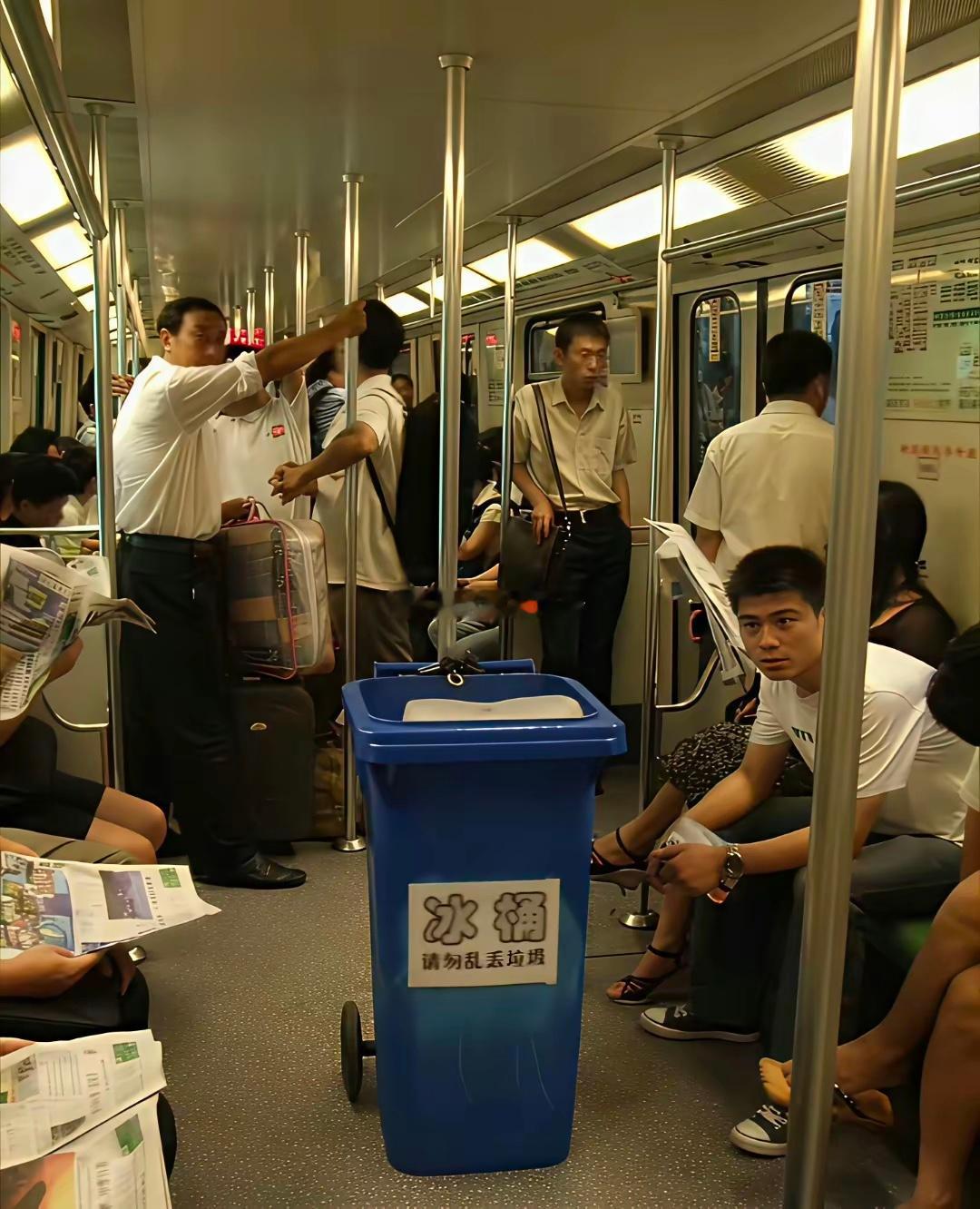 2008年上海地铁用冰桶物理降温！没有智能手机的时代，大家都在低头看报纸。 