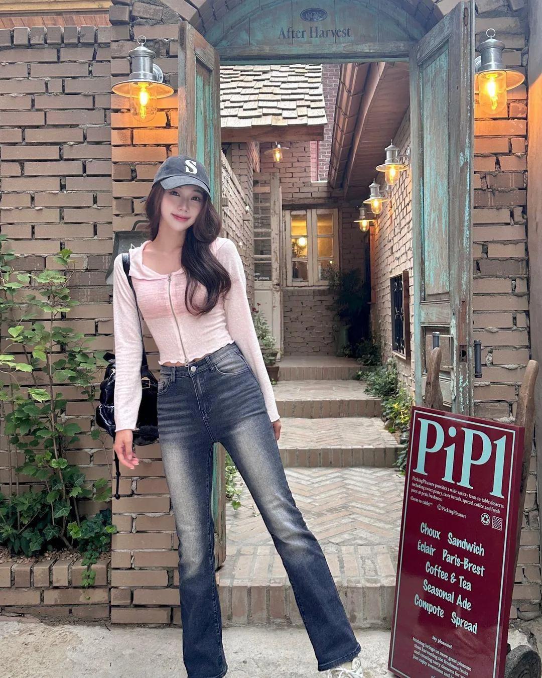 小巷古风灯影照

#白衣倩影飘# #用倩影留住时光# #珠珠寒风# #云鬓香腮淡