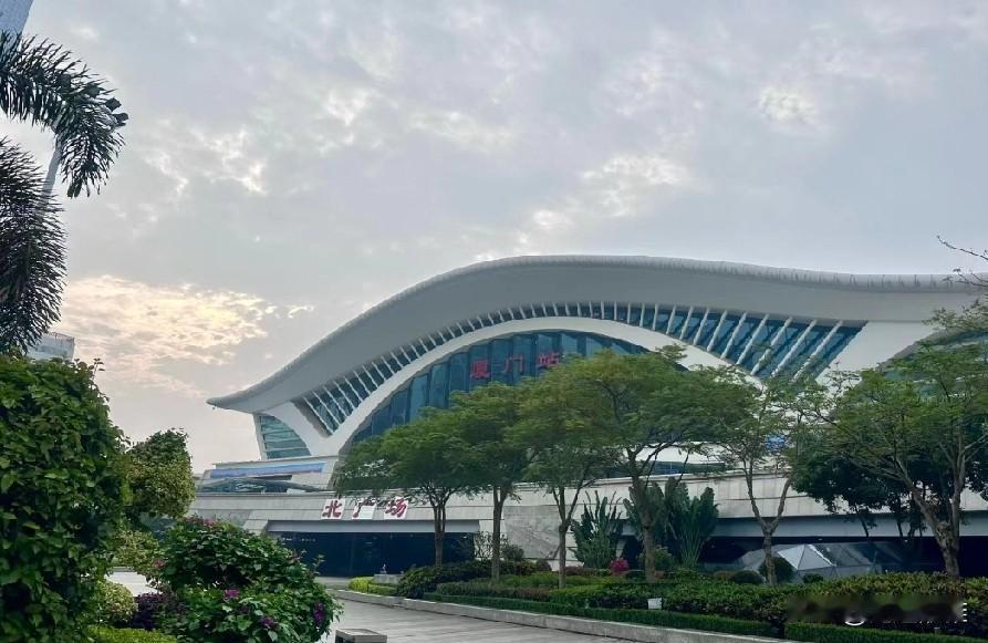 地铁车厢挤满了人，就像沙丁鱼罐头。
上来一对母女样的人。
母亲白发苍苍，个子矮小