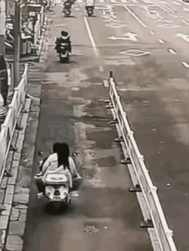 恶意伤人，这个男人应该被爆揍一顿[发怒]