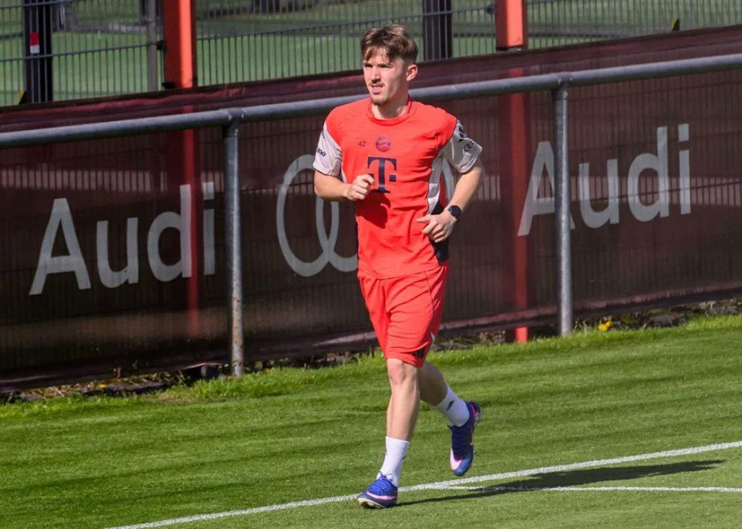 卡尔在受伤后首次在球场上恢复跑步训练。 