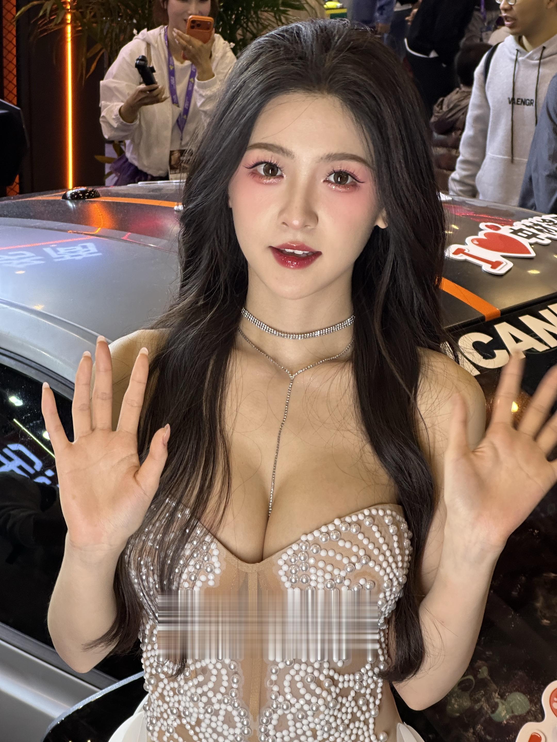 车展小姐姐勾魂十八望  车展小姐姐🥰