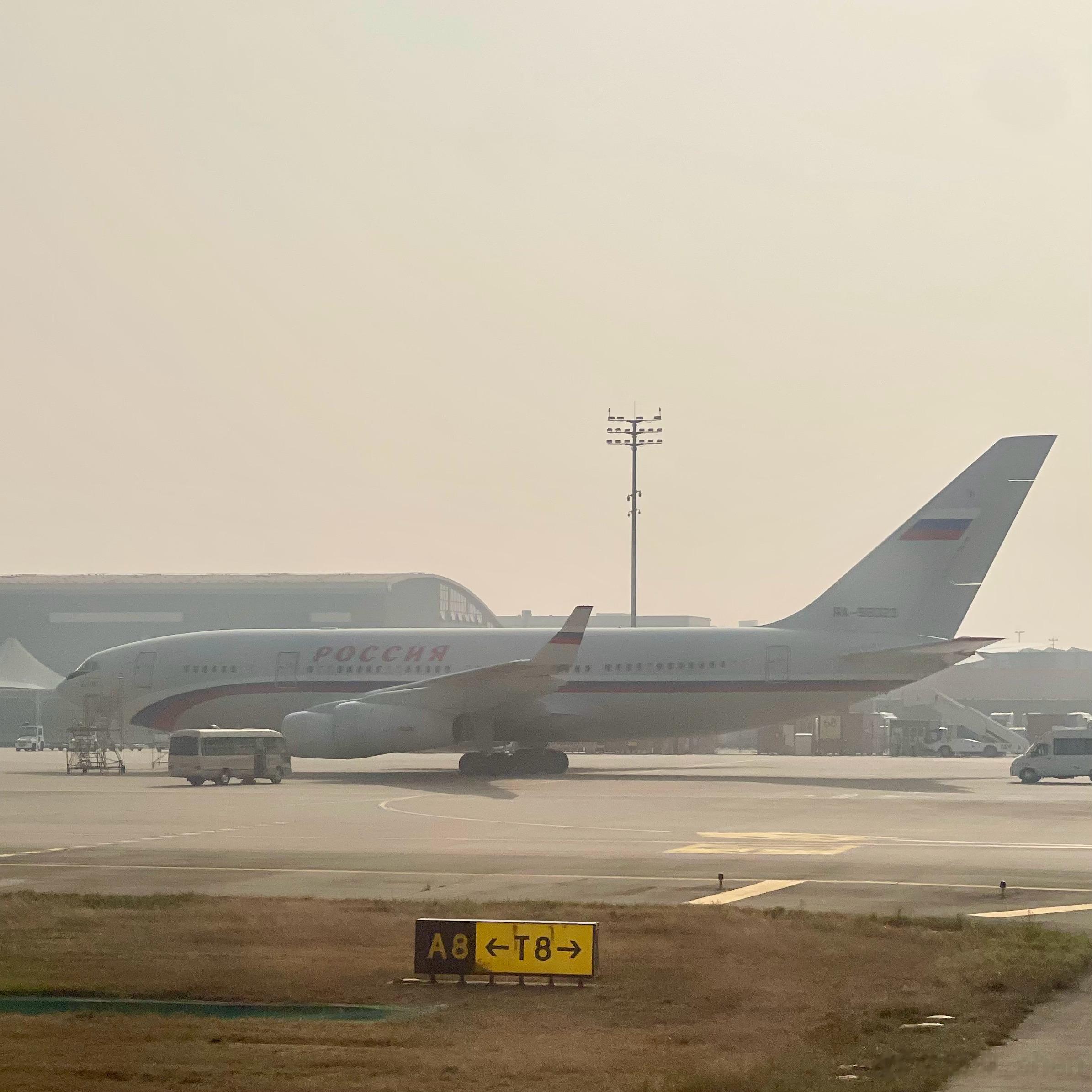 今天起飞前随拍，感觉这飞机不一般[喵喵] ​​​