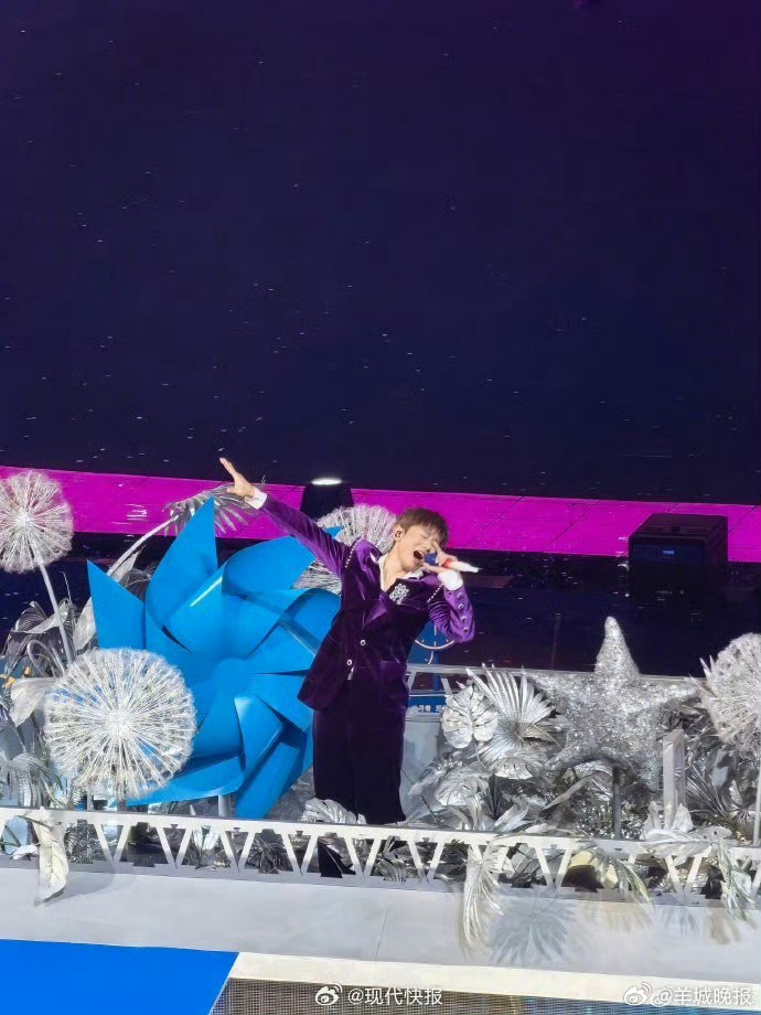 【#陈一冰女儿以为张杰是专业运动员#】#陈一冰一家上张杰演唱会小火车# 近日，奥