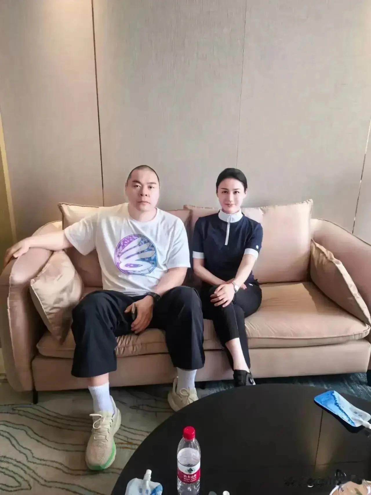 你们好奇中国拳王张志磊的脚多大吗？哈，让我告诉你，他可是个大个子，足足有1.96