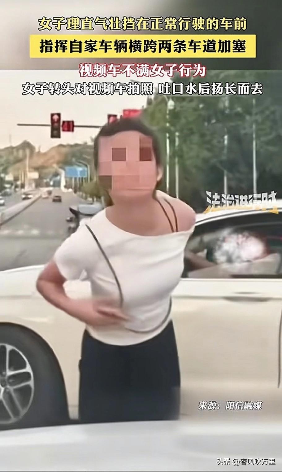 全网坐等后续！重庆一女子肉身拦车强行加塞，还朝车主吐口水挑衅，到底是什么能让她如