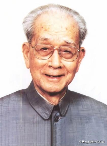 他曾任第二任北京市委第一书记。29岁任中共北平市委书记。40岁历任中原局常委、组