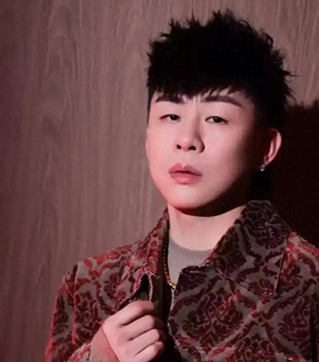 库克到访胡彦斌工作室，待了一下午，临走还要了个签名
