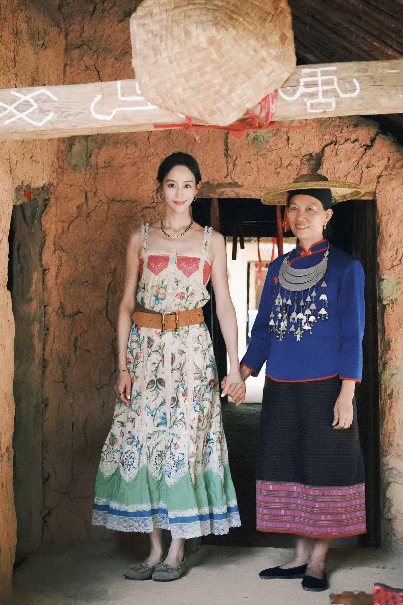 张钧甯和黎族阿婆牵手张钧甯和黎族阿婆拍杂志 杂志的创意真的是太十足了吧，看到张钧