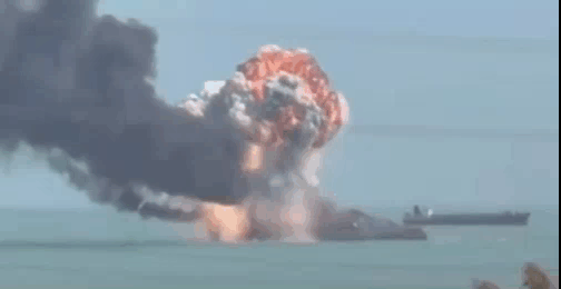 波斯又一艘军舰刚刚在班达尔阿巴斯港被美军空军摧毁。在没有制空权的情况下，波斯海军