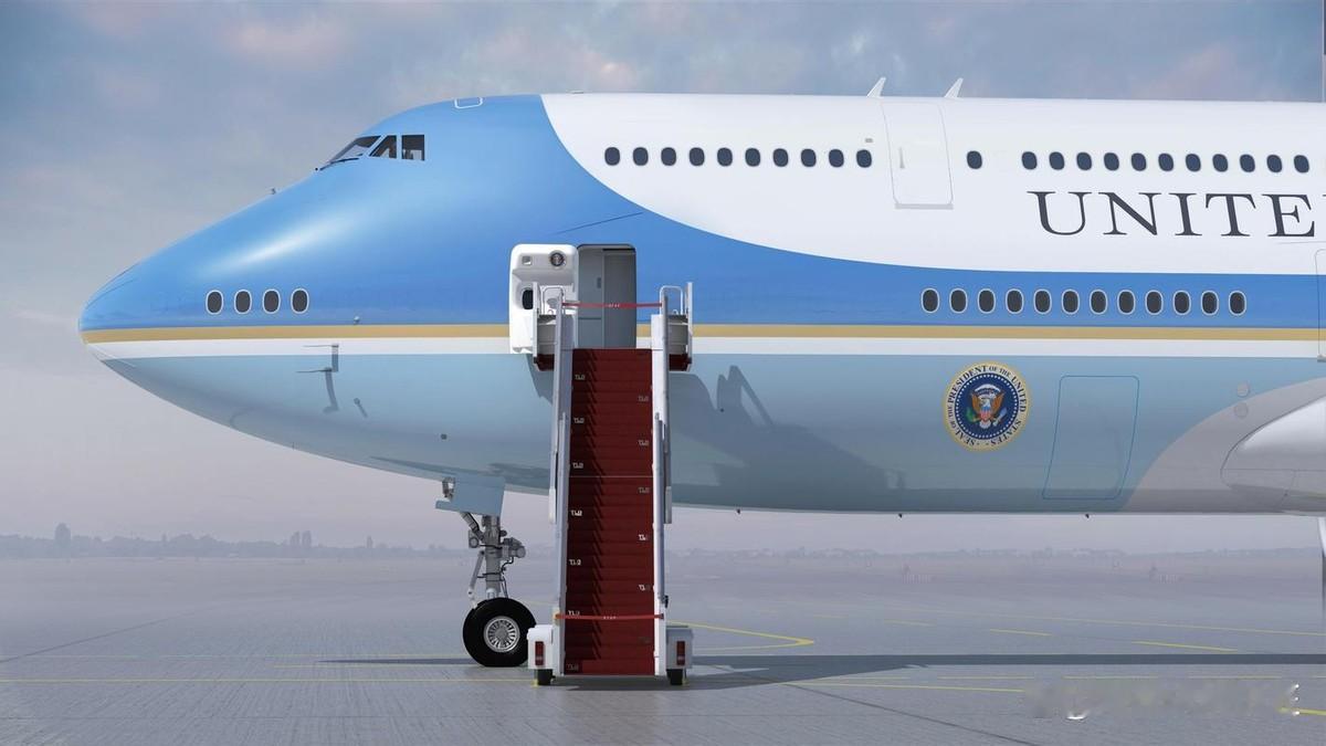 特朗普北京时间7月28日在空军一号上谈到中国。记者问：“中国有偷 美国 的东西吗