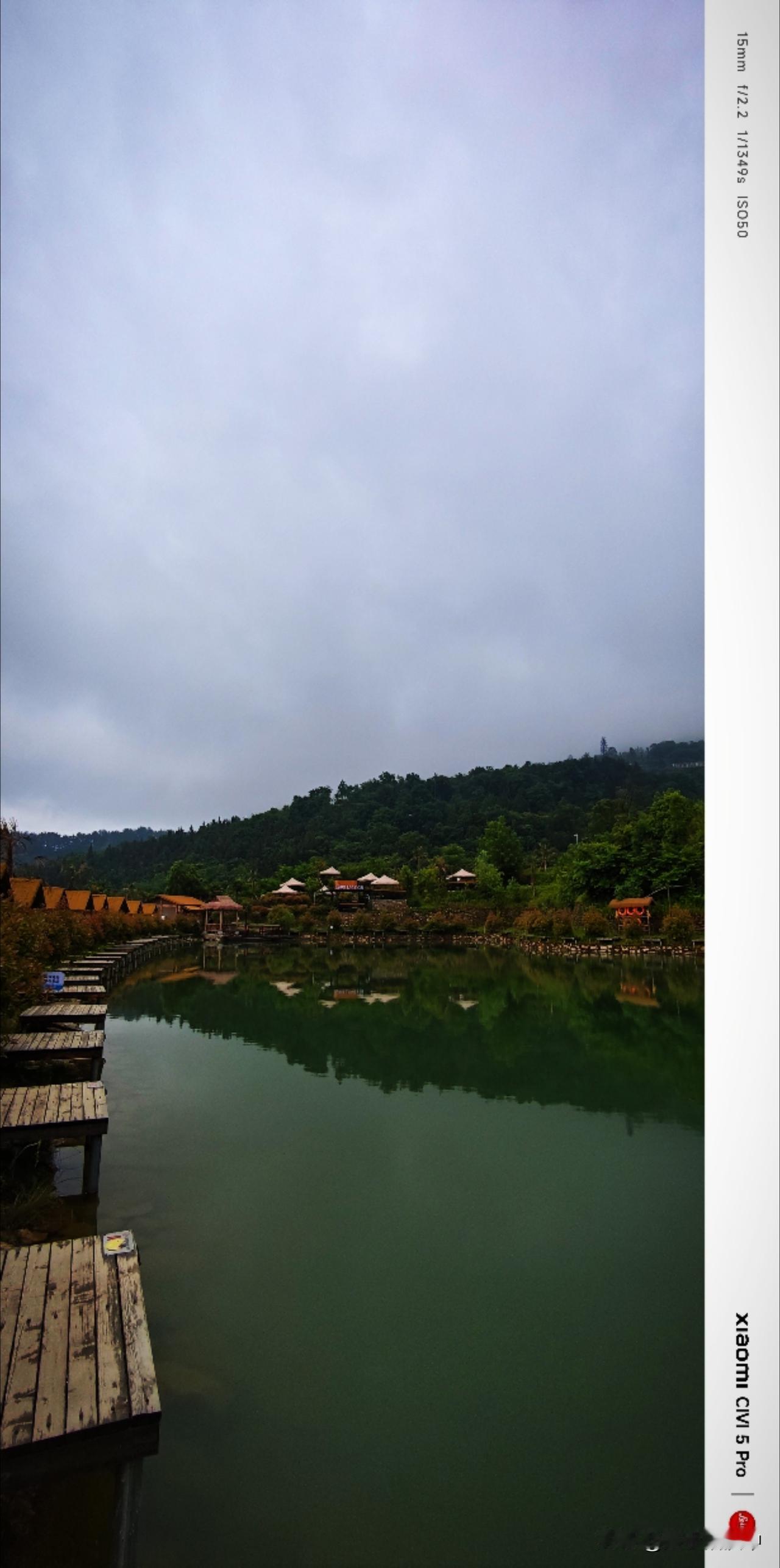 老话说：“百练走为先。”和友人沿着石阶一路向上，眼前是一面湖水。山巅的氤氲，湖水