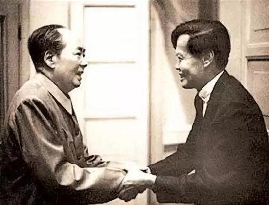 杨振宁先生不仅是杰出的物理学家，在社会主义祖国的感召下，他也是优秀的社会活动家。