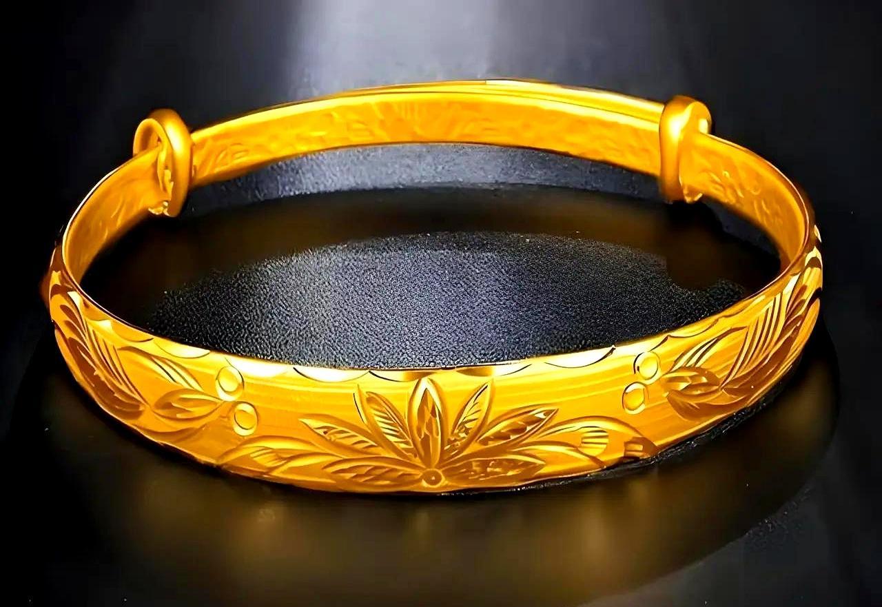 1310一克？没错，这就是现在的“金价日常”。店员没坑你，只是行情疯到离谱。
 