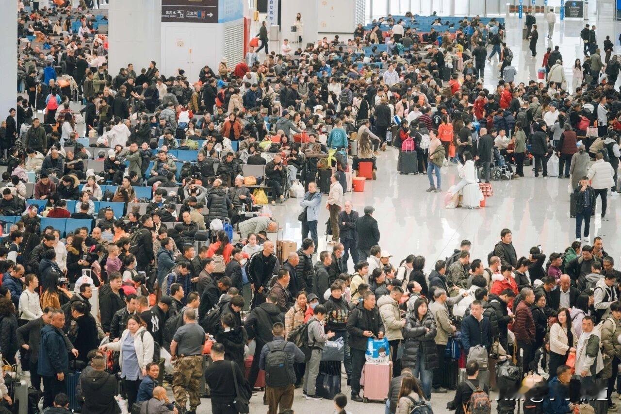 天南地北大拜年2月19日（农历大年初三）是春运第18天，国铁广州局预计发送旅客2