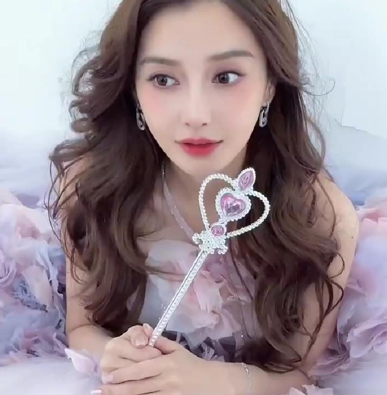 曝 angelababy 在香港有个小男友，刘大锤直播爆料，却全程无实锤
刘大锤