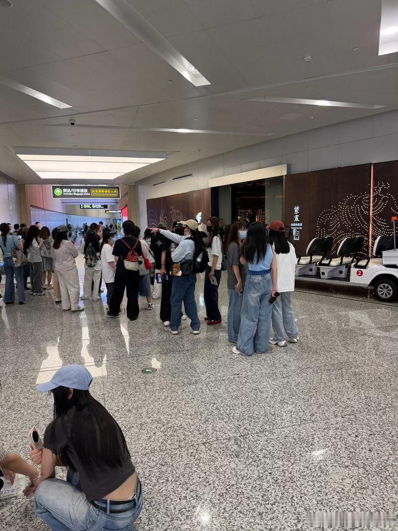 机场里追着一个女孩拍，躲到休息室里去了。  ​​​