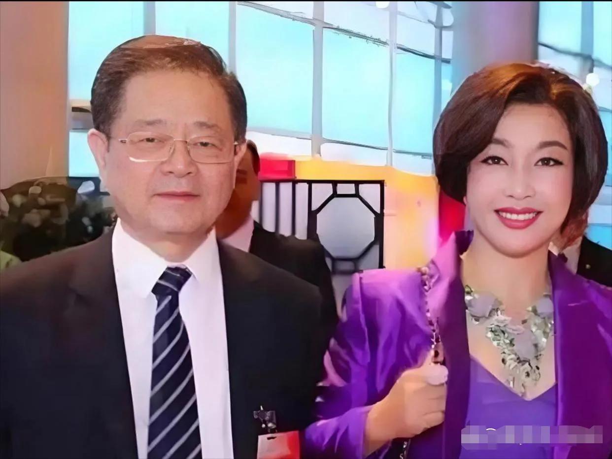 73岁的刘晓庆被爆离婚，引发了公众的关注和热议。她的传奇人生中充满了爱与争议，