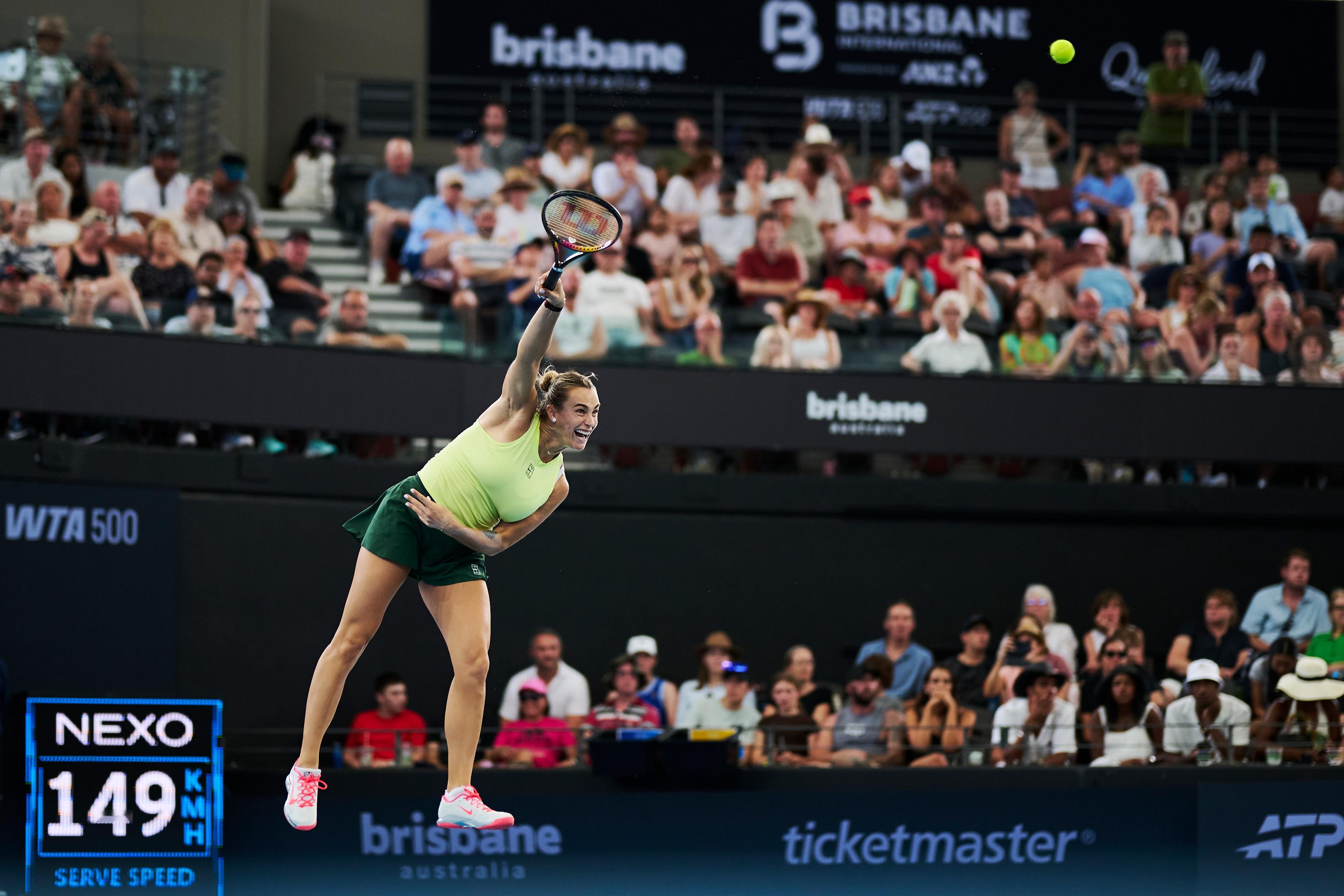 力拔山兮气盖世！萨巴伦卡霸气发球，同框的有WTA和ATP英文logo，很有趣的梦