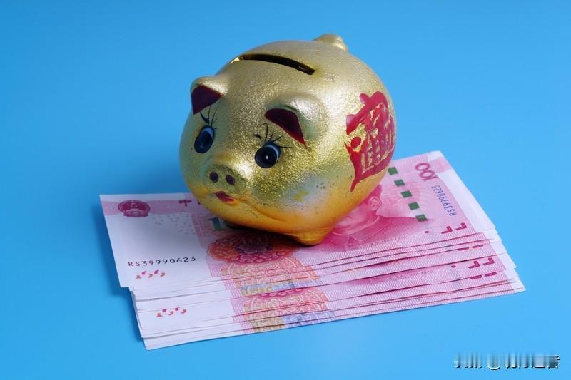 山东一户人家近日打开用了五年的存钱罐，惊喜发现竟攒下八万多元！视频里全家人喜笑颜