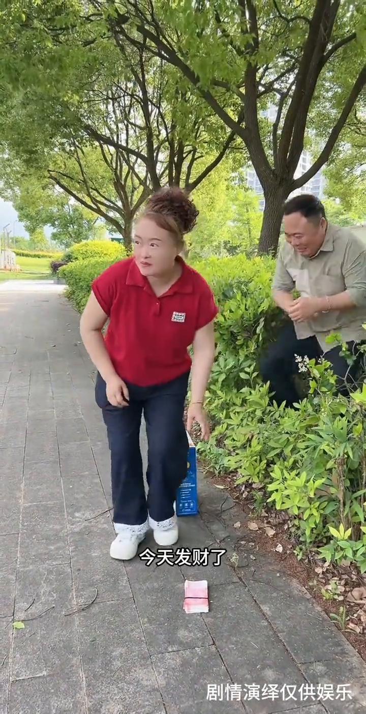 今天发财了，从来没有捡到过这么多钱。这怎么都是练功卷？我还高兴一下。牛奶坏了，今