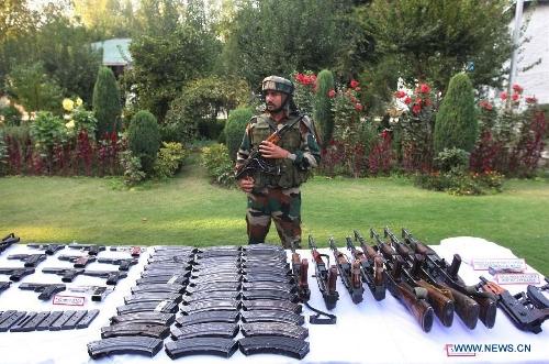 印度士兵在印控克什米尔首府斯利那加展示收缴的武器和弹药。印度军方表示，在克什米尔