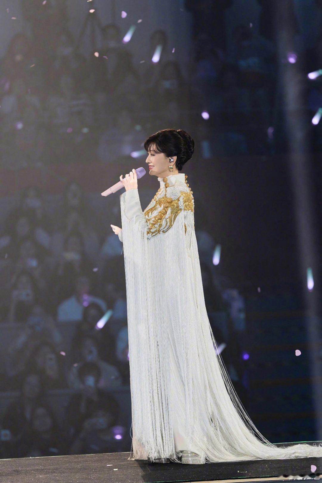 赵雅芝的状态是被时光偏爱的吧”！

舞台上这身白色流苏战袍直接美出圈：立领+金色