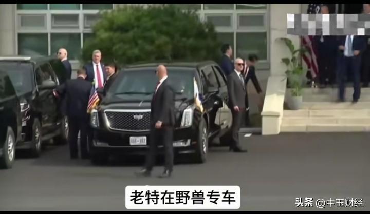 安保工作可谓密不透风啊，一辆车周围就贴车站了8名安保人员，这太难接近了吧？

这