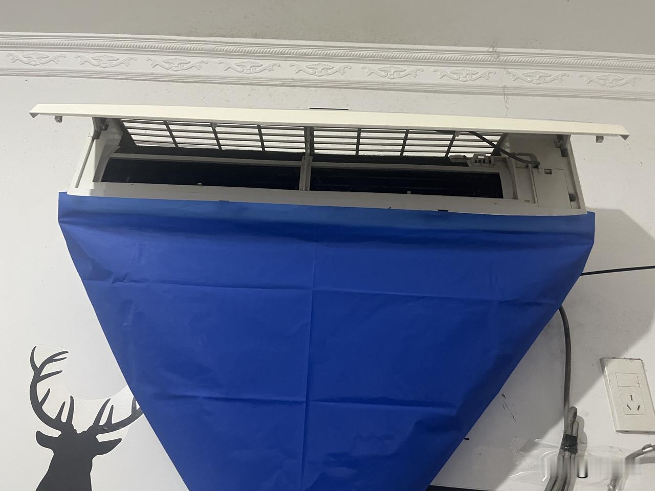 真心话茶局打开空调盖，发现里面还挺脏，在拼多多下单，买了一瓶空调清洗剂，今天到货