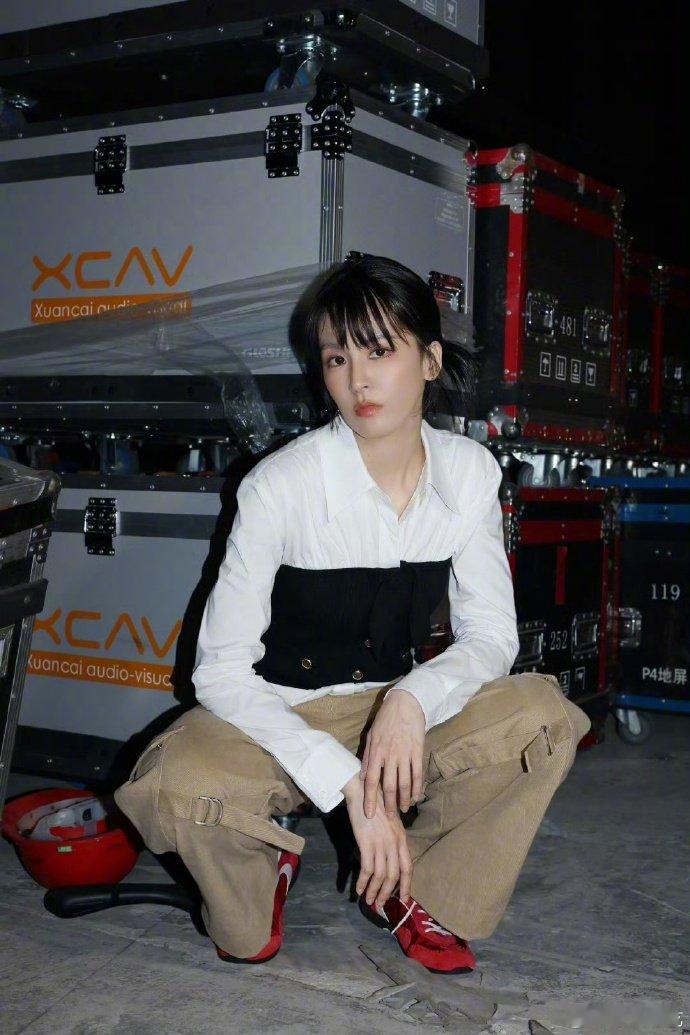 曾沛慈这个妆造萌哭了乘风2026温柔发型加持氛围感，整个人软糯乖巧，少女感十足。