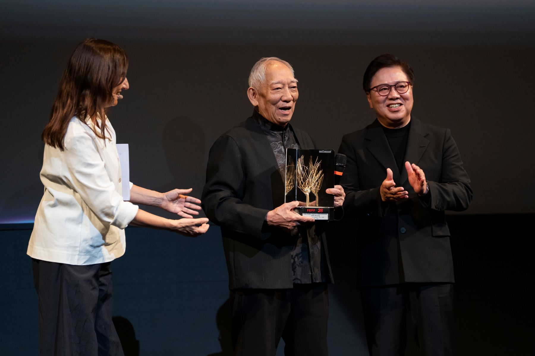 恭喜八爷袁和平，荣获乌甸尼远东电影节「金桑树终身成就奖」，大会同时以他执导的《镖