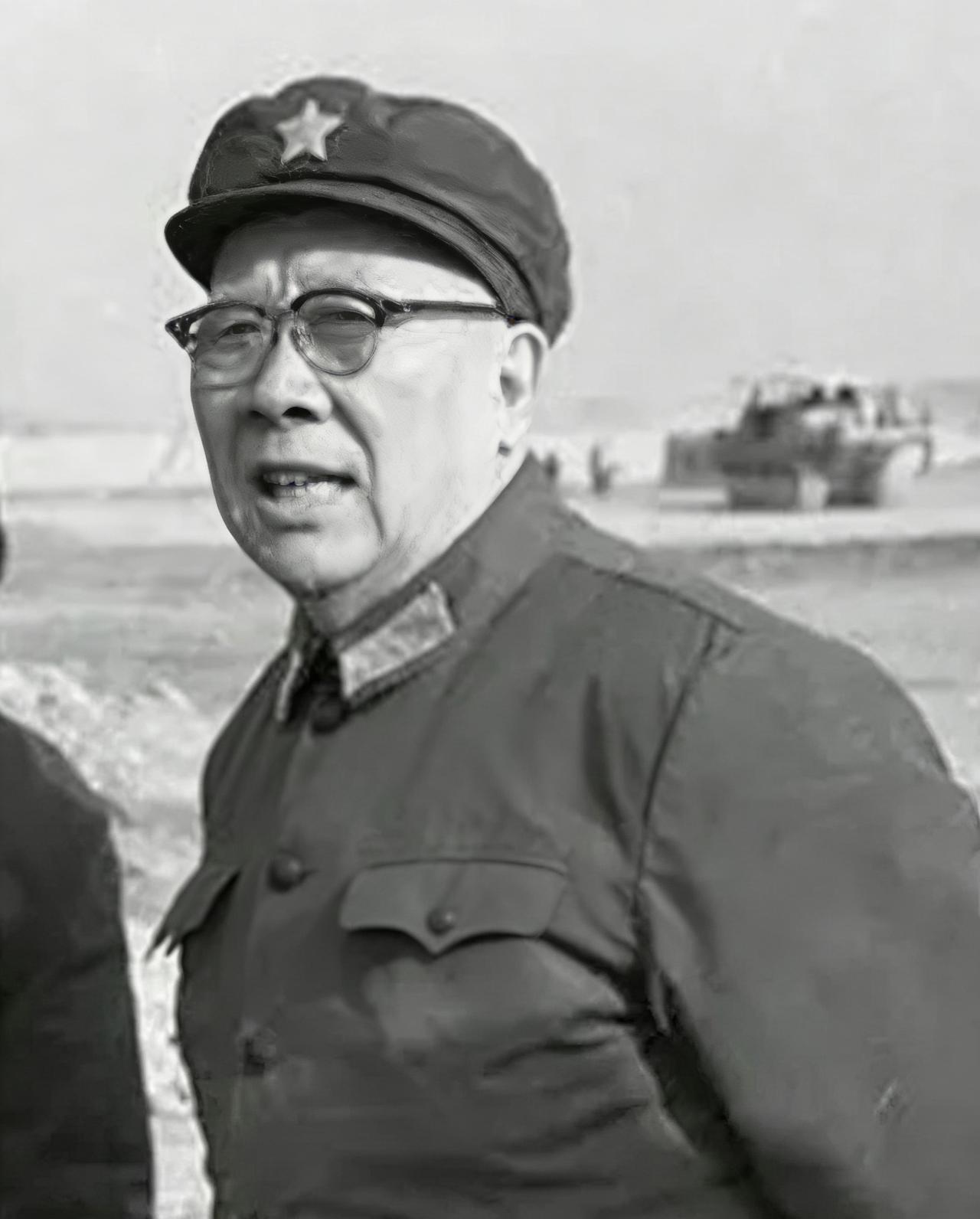 1984年，开国中将曾思玉退休后，到大连一水库钓鱼，钓着钓着，水库负责人走了过来