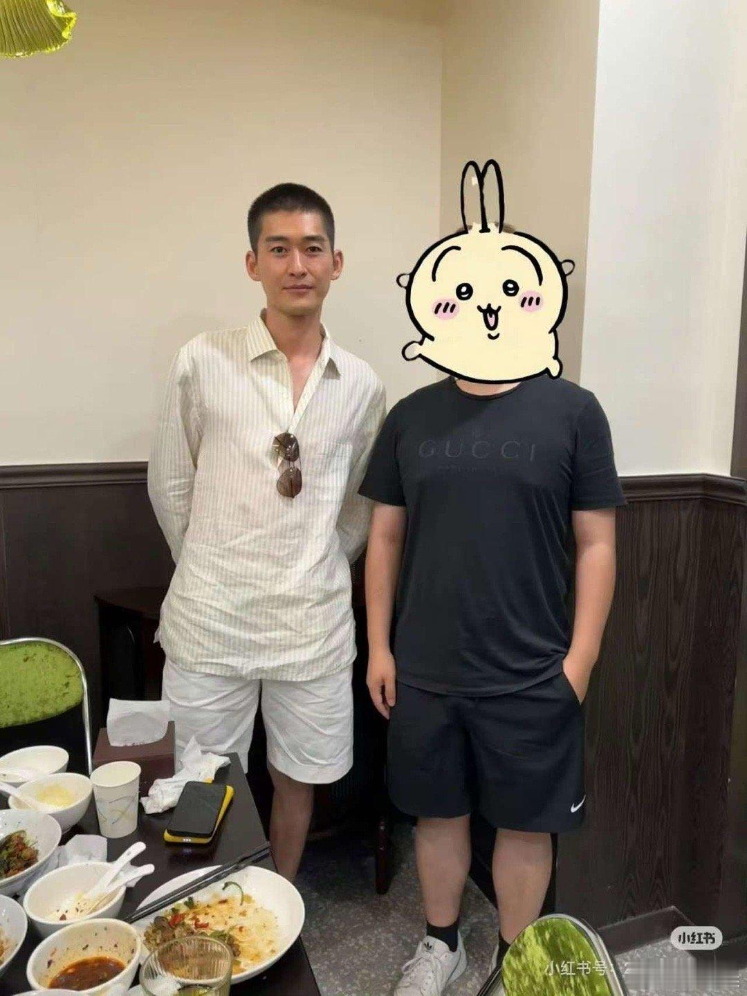 网友ktv偶遇张翰 不得了，网友在KTV和朋友聚会又成功“捕获”张翰一枚。为啥张