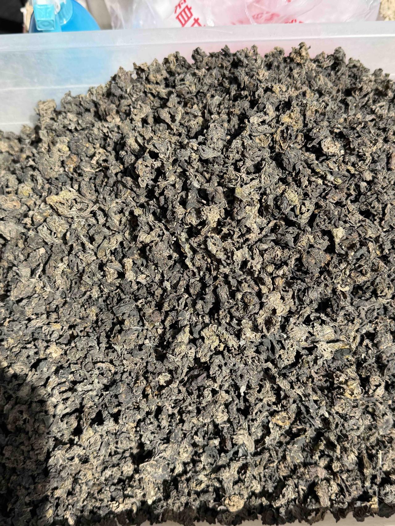 昨天上午，我逛西安档子，在西仓南巷，看到有家售卖地软的摊子，就停下脚步细看。
我