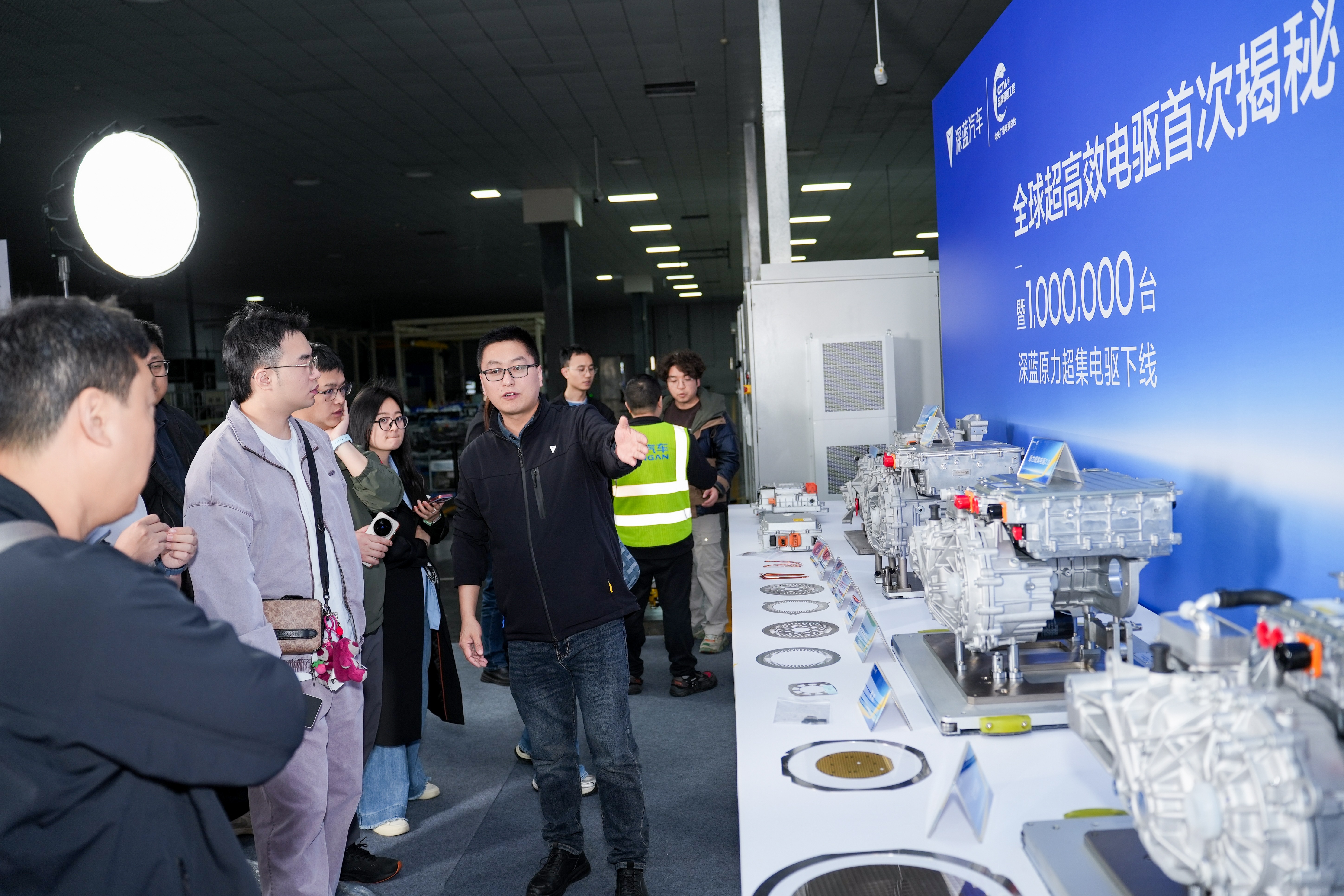 深蓝董事长拆解行驶50万公里电驱 深蓝有点硬核啊，下午直接搞了场直播，把一台跑了