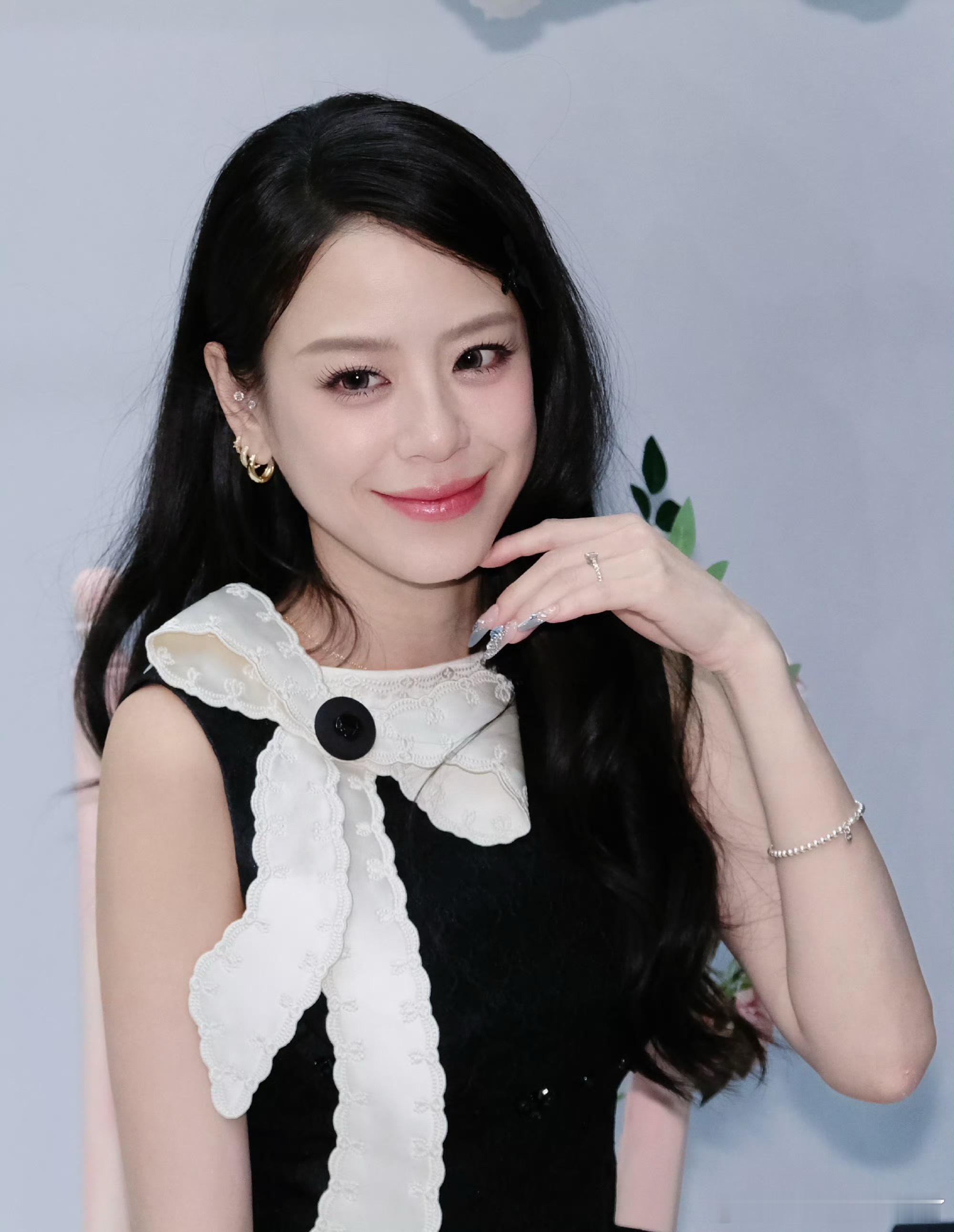 江语晨在浪姐过生日姐姐们偷偷为江语晨准备惊喜，太有爱了！希望姐姐们要一直这么欢乐